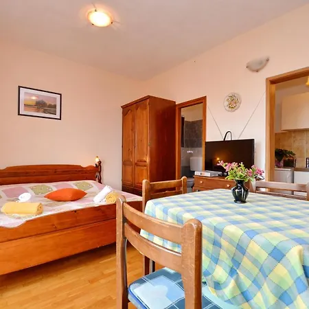 Apartment Irena Ciovo *